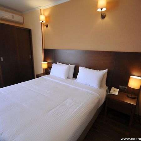 Hotel Corner Inn バトゥーミ エクステリア 写真