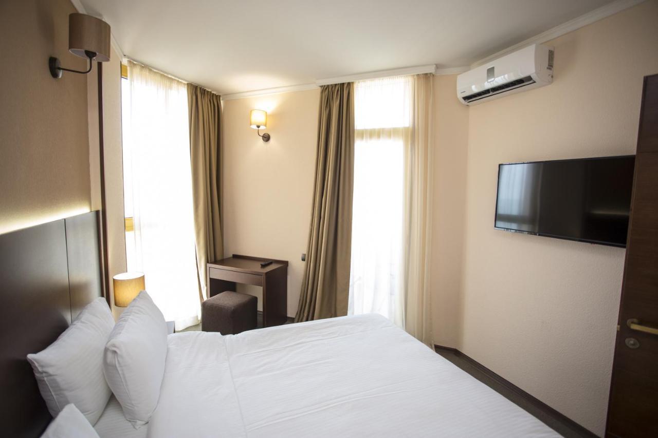 Hotel Corner Inn バトゥーミ エクステリア 写真