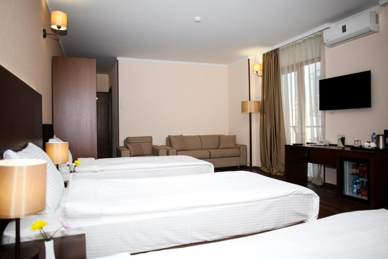 Hotel Corner Inn バトゥーミ エクステリア 写真