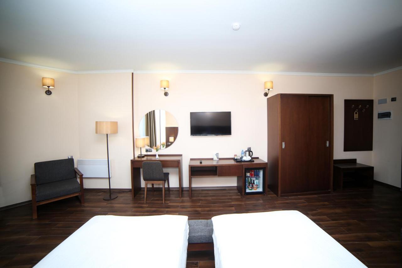 Hotel Corner Inn バトゥーミ エクステリア 写真