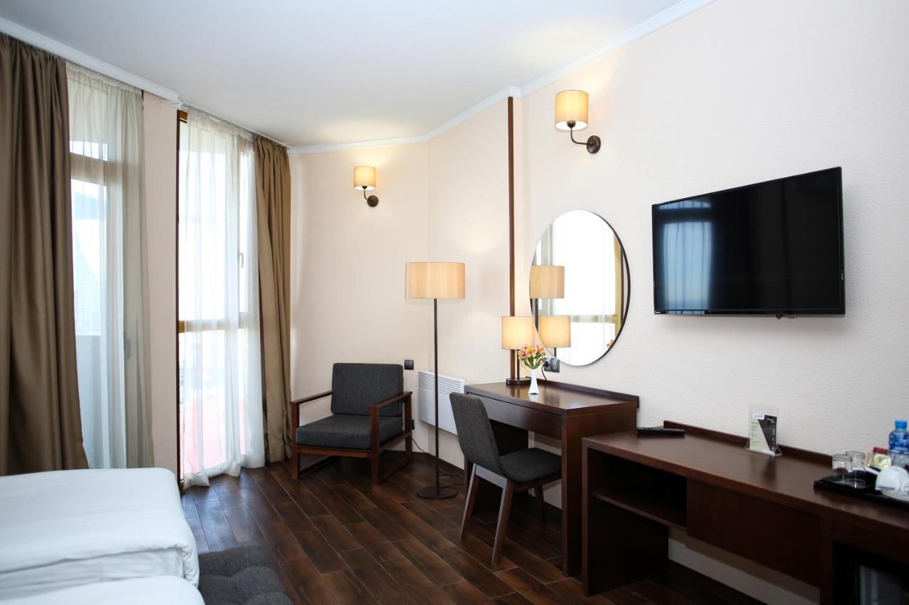 Hotel Corner Inn バトゥーミ エクステリア 写真