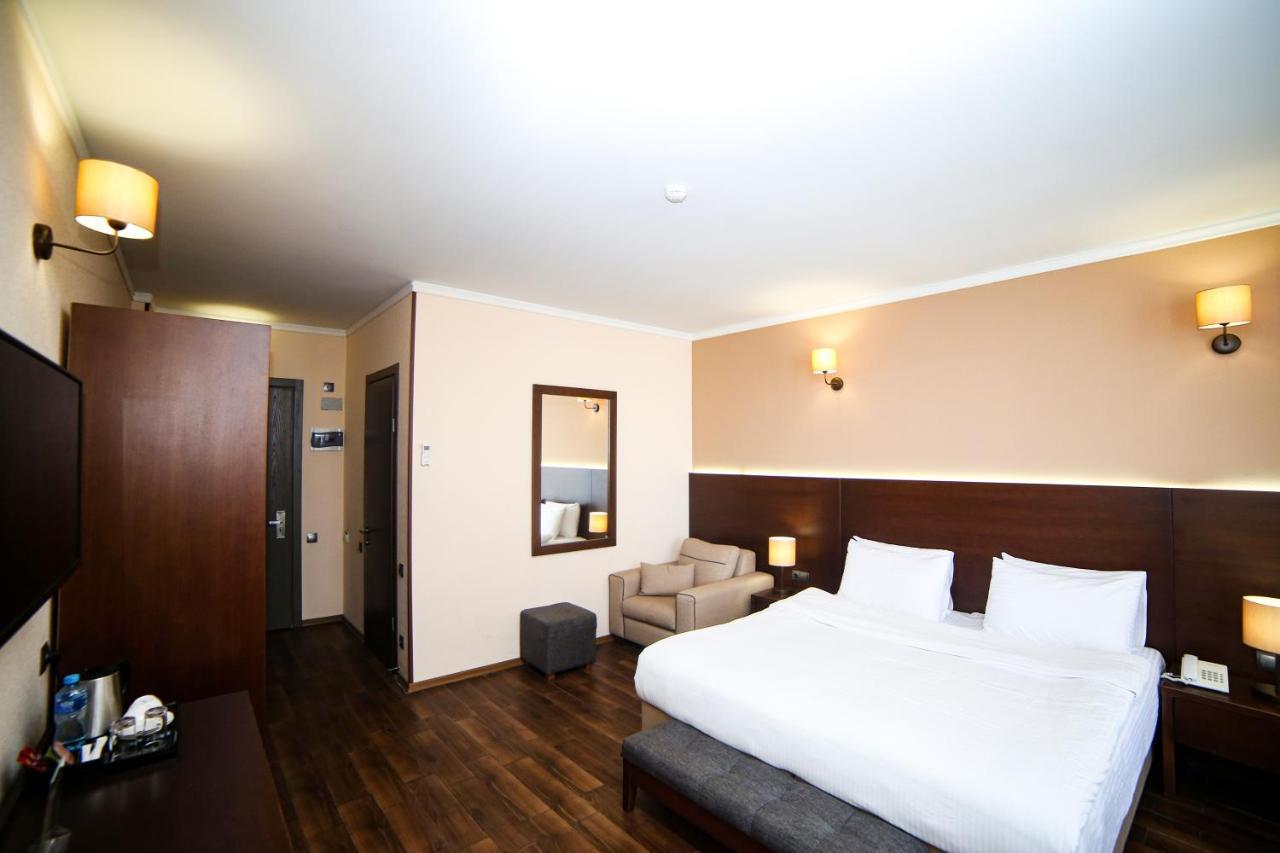 Hotel Corner Inn バトゥーミ エクステリア 写真