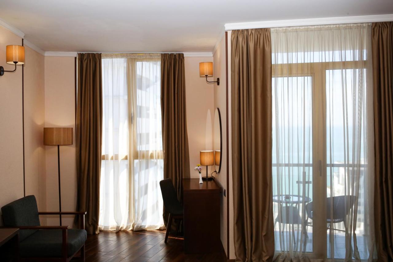 Hotel Corner Inn バトゥーミ エクステリア 写真