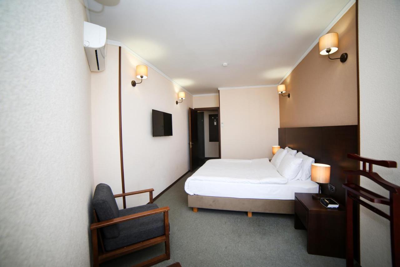 Hotel Corner Inn バトゥーミ エクステリア 写真