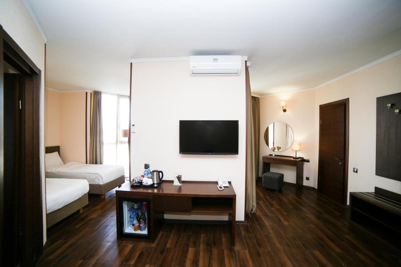 Hotel Corner Inn バトゥーミ エクステリア 写真