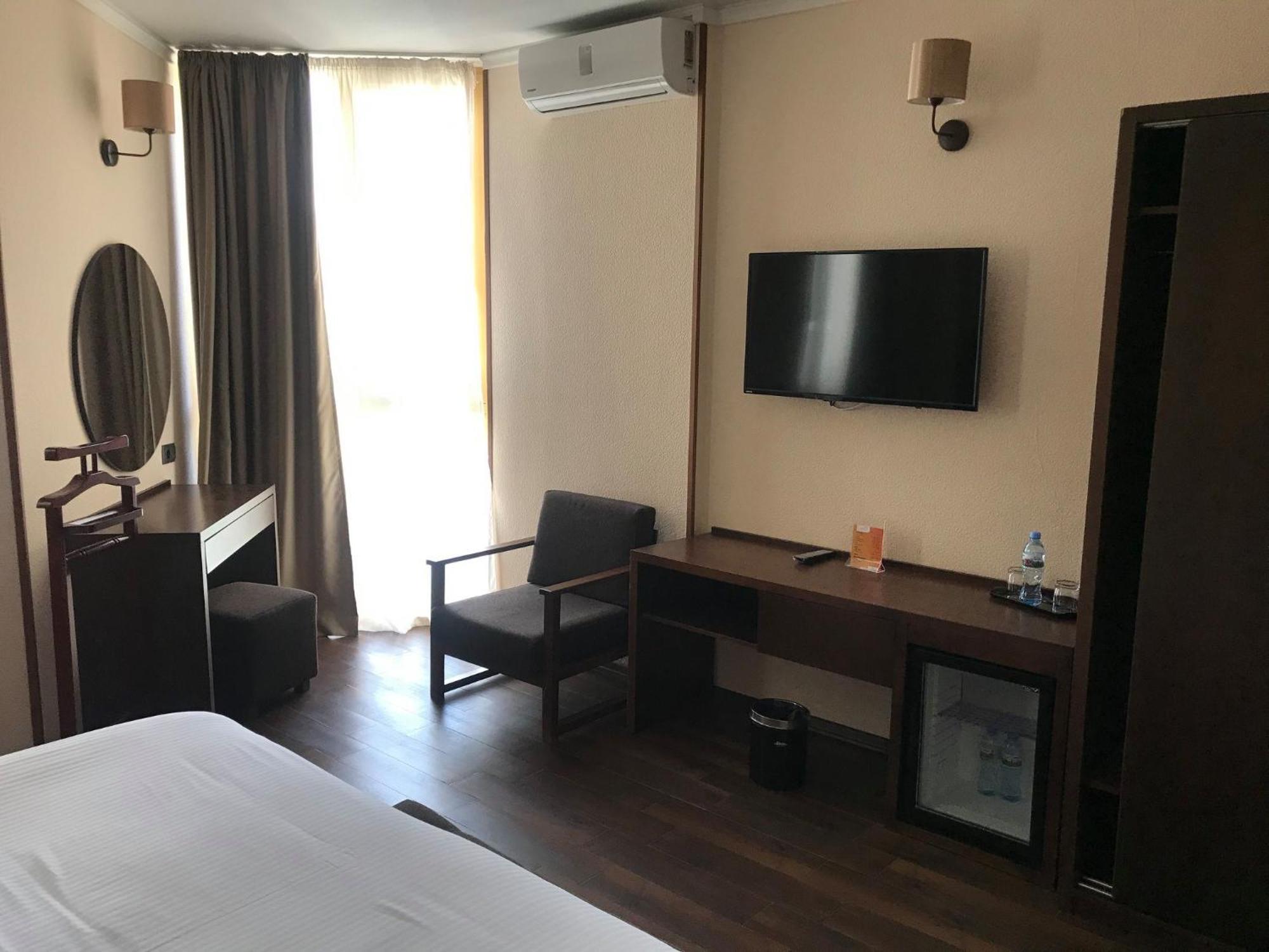 Hotel Corner Inn バトゥーミ エクステリア 写真