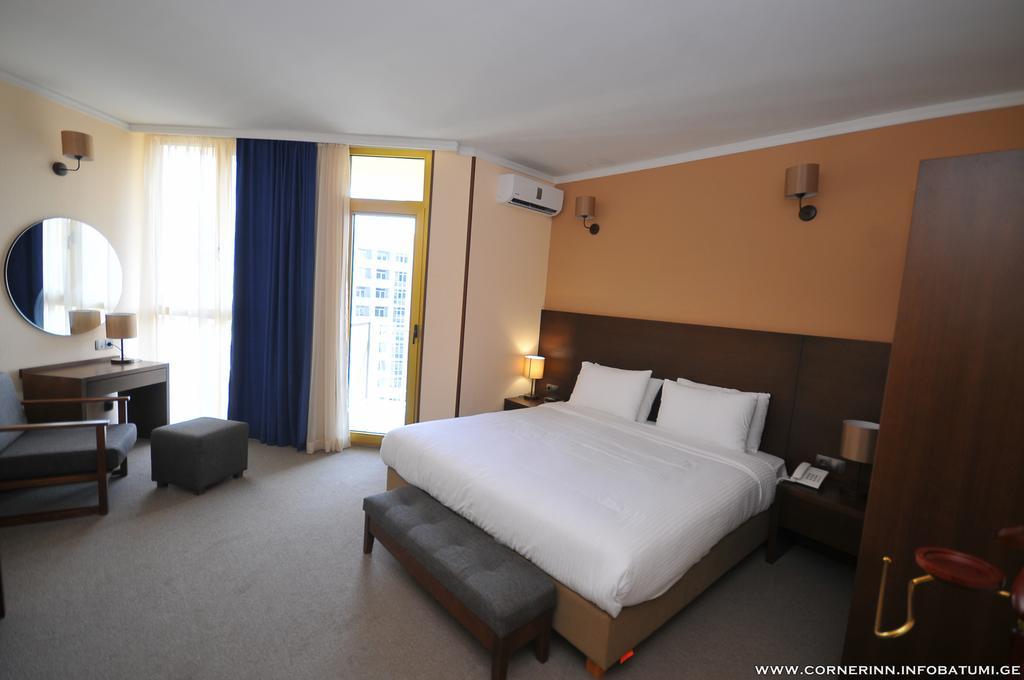 Hotel Corner Inn バトゥーミ エクステリア 写真