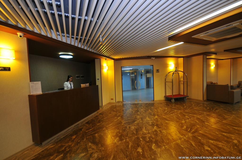 Hotel Corner Inn バトゥーミ エクステリア 写真