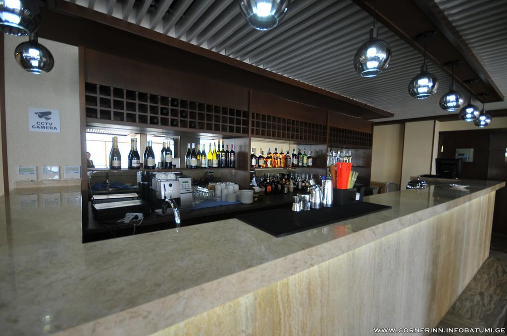 Hotel Corner Inn バトゥーミ エクステリア 写真