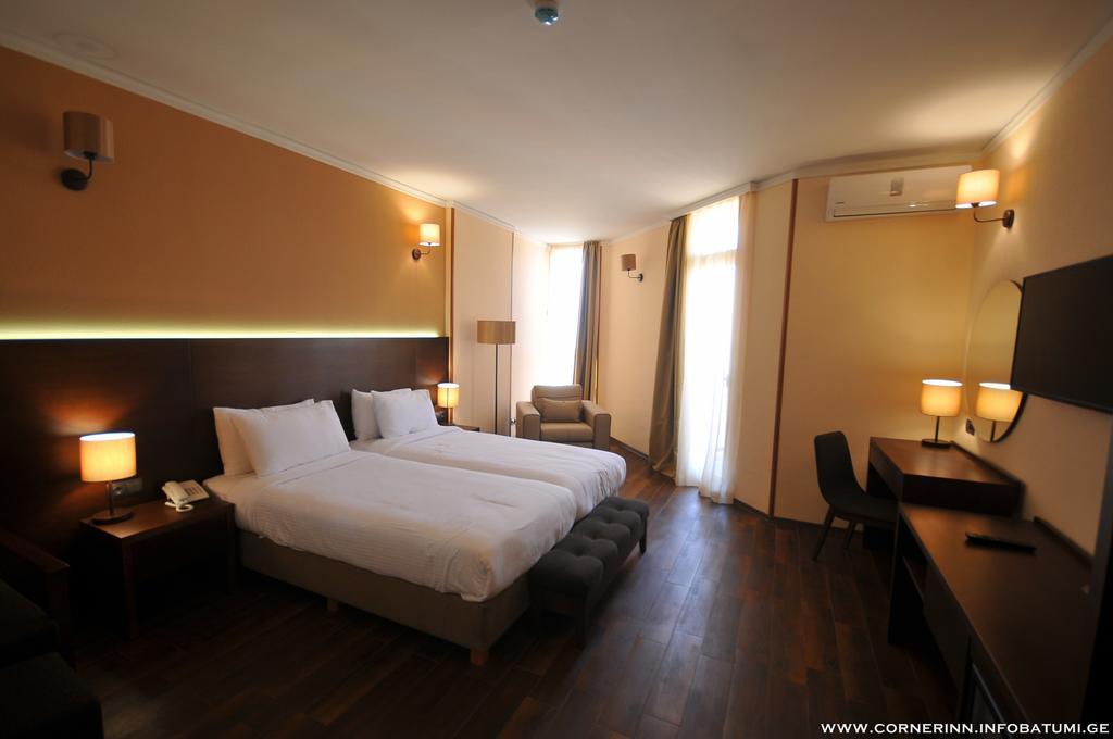 Hotel Corner Inn バトゥーミ エクステリア 写真
