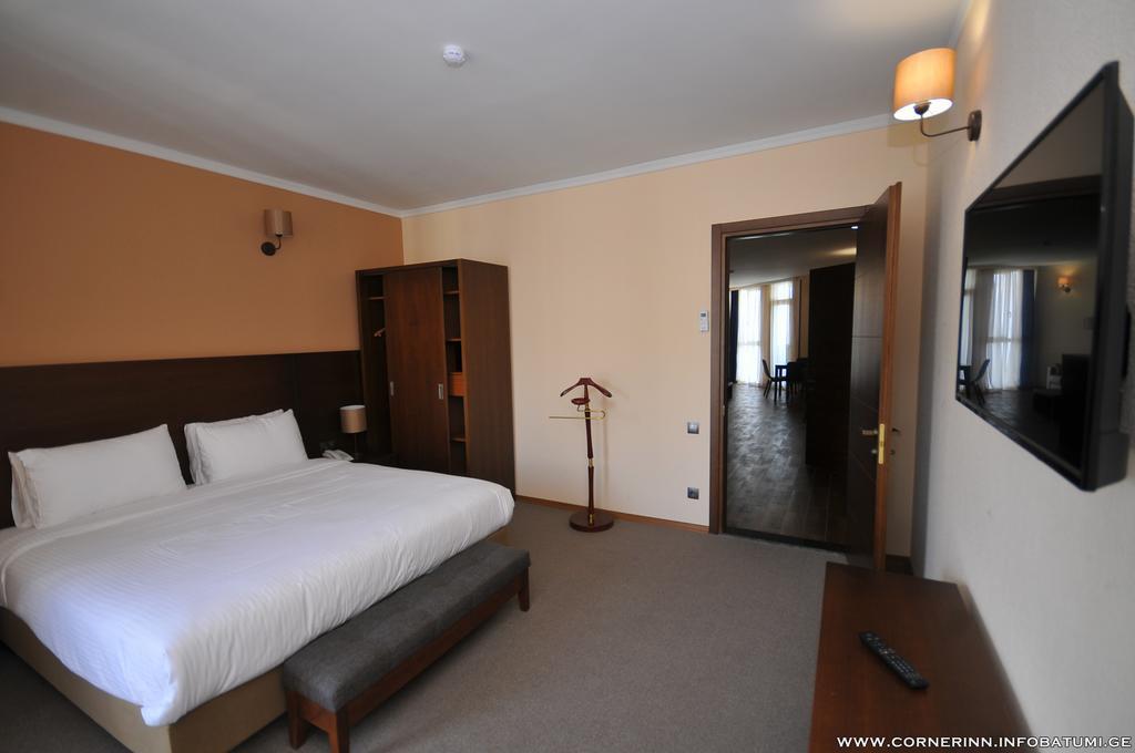 Hotel Corner Inn バトゥーミ エクステリア 写真