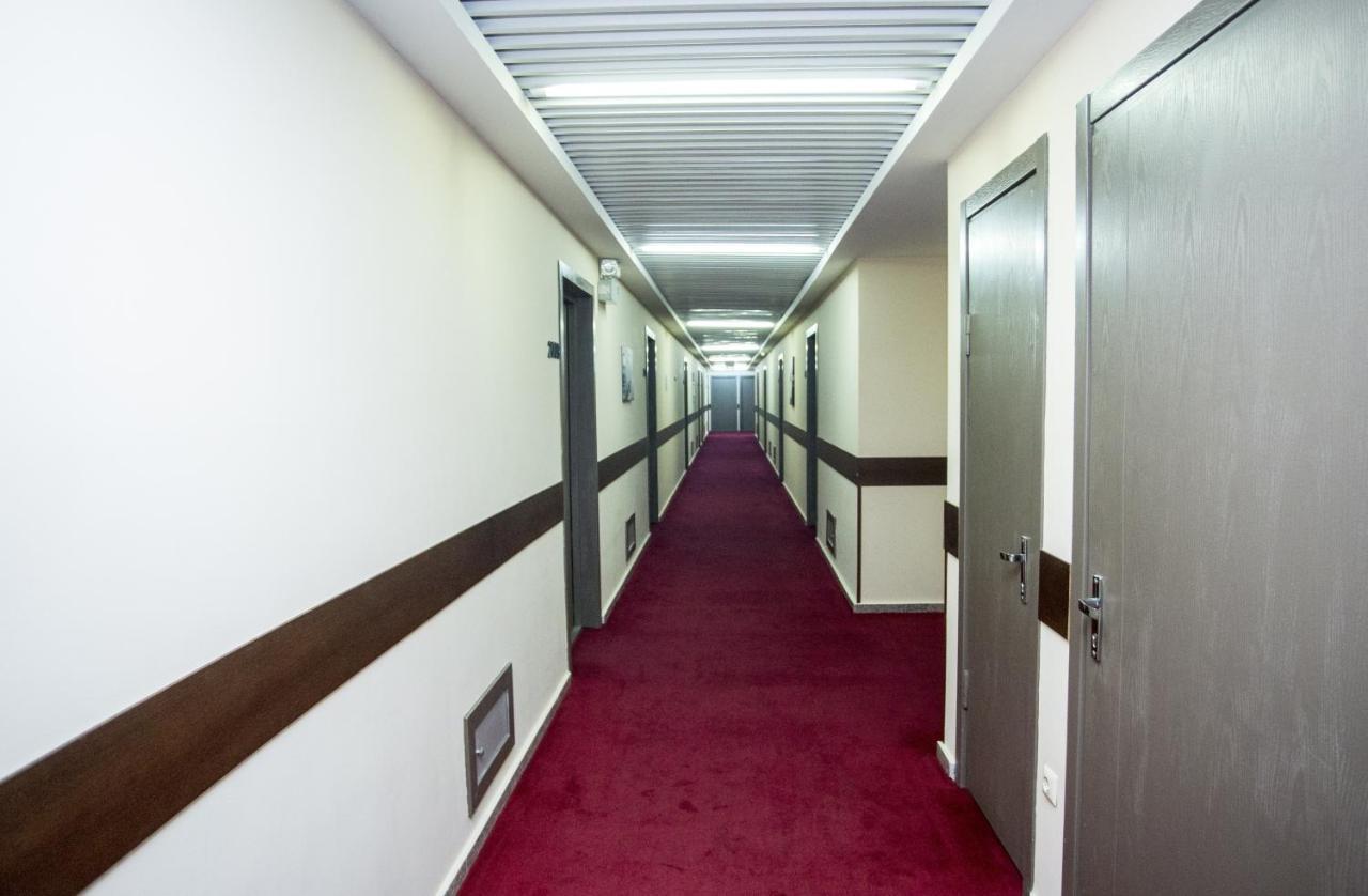Hotel Corner Inn バトゥーミ エクステリア 写真