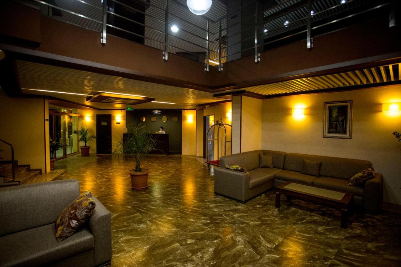 Hotel Corner Inn バトゥーミ エクステリア 写真